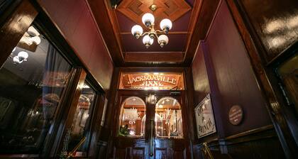 Jacksonville Inn Room #5: Luxurious 1 BR King Guest Room. Walkable to the Britt Festival, downtown shops, and wine tasting rooms. Experience historic charm with modern comfort!