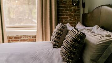 1 habitación, tabla de planchar con plancha y cuna de viaje