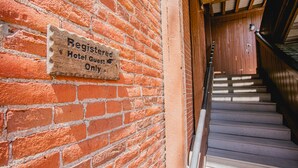 A brick wall with a sign indicating it is for registered hotel guests only. - Experience historic Jacksonville! This 1 BR Queen Guest Room offers boutique charm in the heart of wine country. Walk to the Britt Festival, Nespresso machine included. Ideal for a downtown escape for two. (Jacksonville)