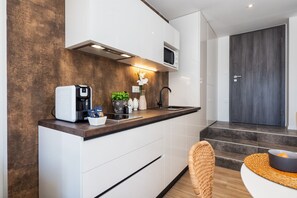 Kühlschrank, Mikrowelle, Wasserkocher mit Kaffee-/Teezubehör