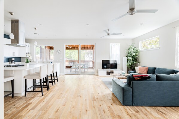 House, Multiple Beds, Patio, Garden View | Living area | 40-inch TV with digital channels