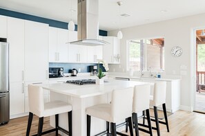 House, Multiple Beds, Patio, Garden View | Private kitchen | Fridge, microwave, oven, stovetop