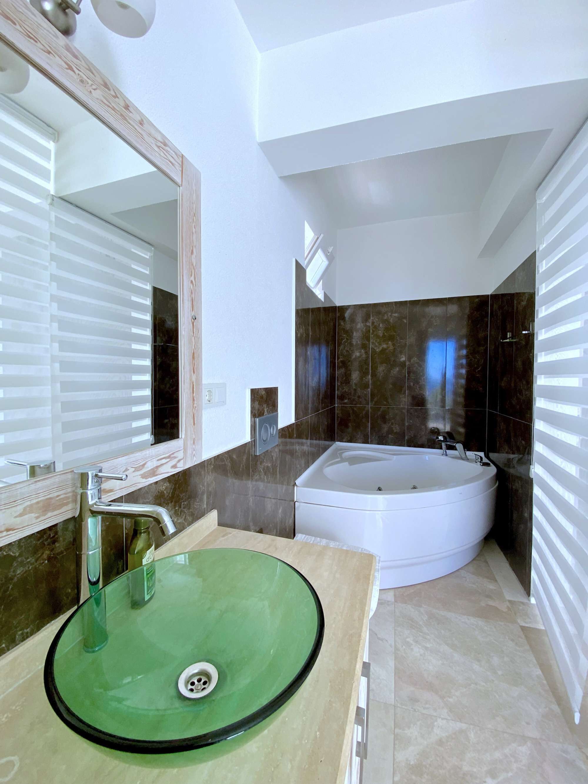 Dusche, Whirlpool, Haartrockner, Handtücher