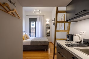 Deluxe Studio | 1 bedroom, in-room safe, blackout drapes, soundproofing