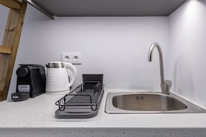 Deluxe Studio | 1 bedroom, in-room safe, blackout drapes, soundproofing