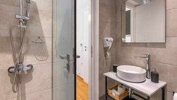 Deluxe Studio | Bathroom | Shower, free toiletries, hair dryer, towels