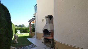 Um jardim com um caminho de pedra que leva a um edifício.