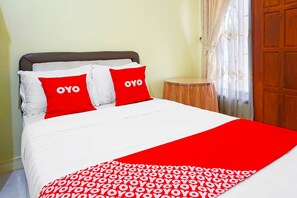 Laptop workspace, free WiFi, bed sheets - Hotel O Trisna Srabah Resort Homestay & Resto (Tulungagung)