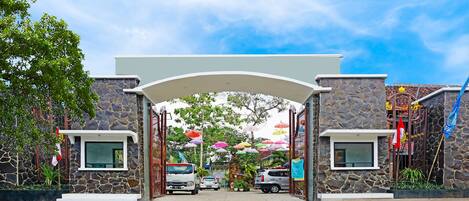 Vista frontal de la propiedad