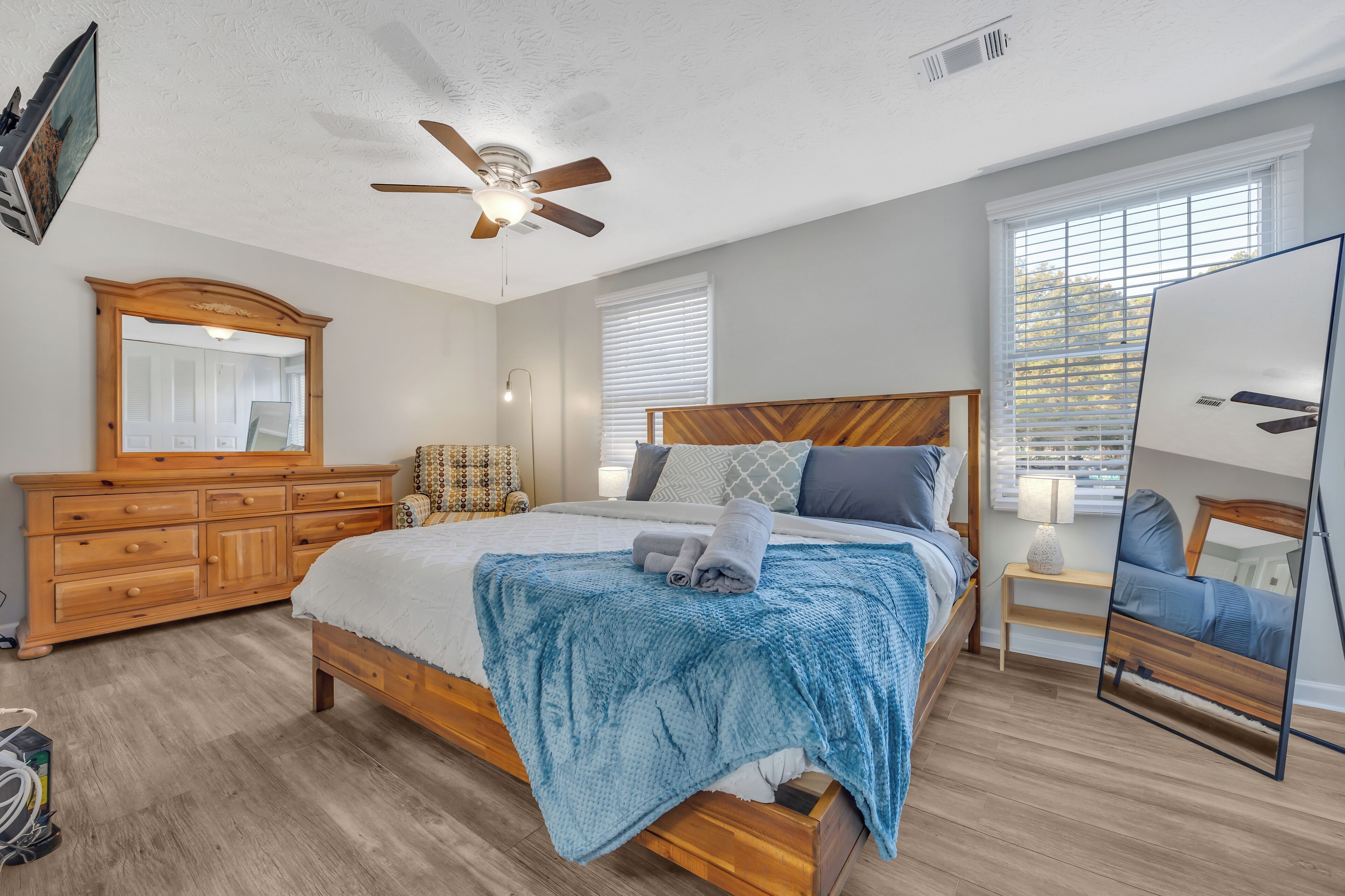 3 camere, una scrivania, ferro/asse da stiro, Wi-Fi gratuito