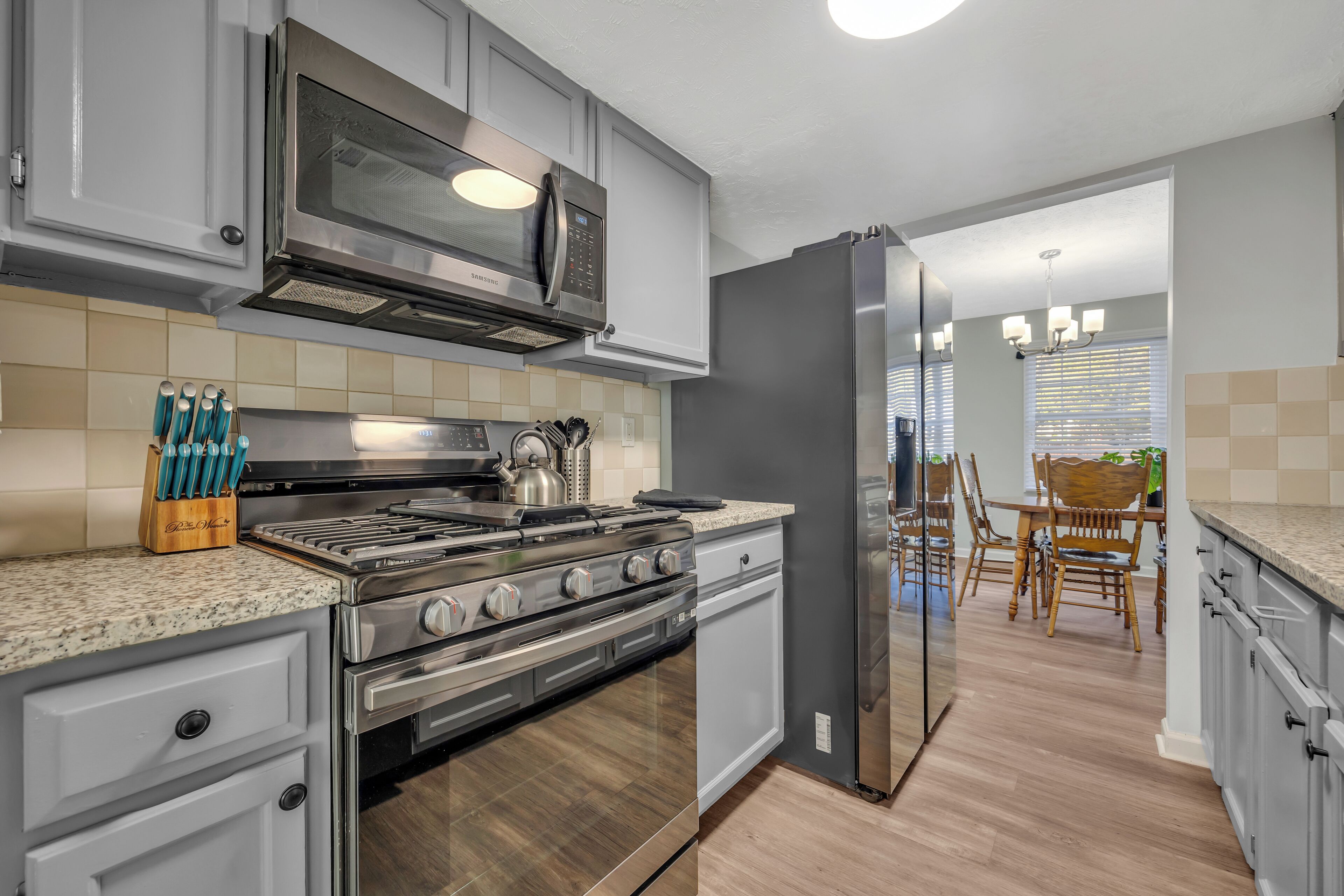 Frigorifero, microonde, forno, piano cottura