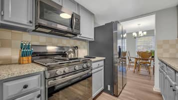 Frigorifero, microonde, forno, piano cottura