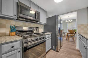 Een koelkast, een microgolfoven, een oven, een kookplaat