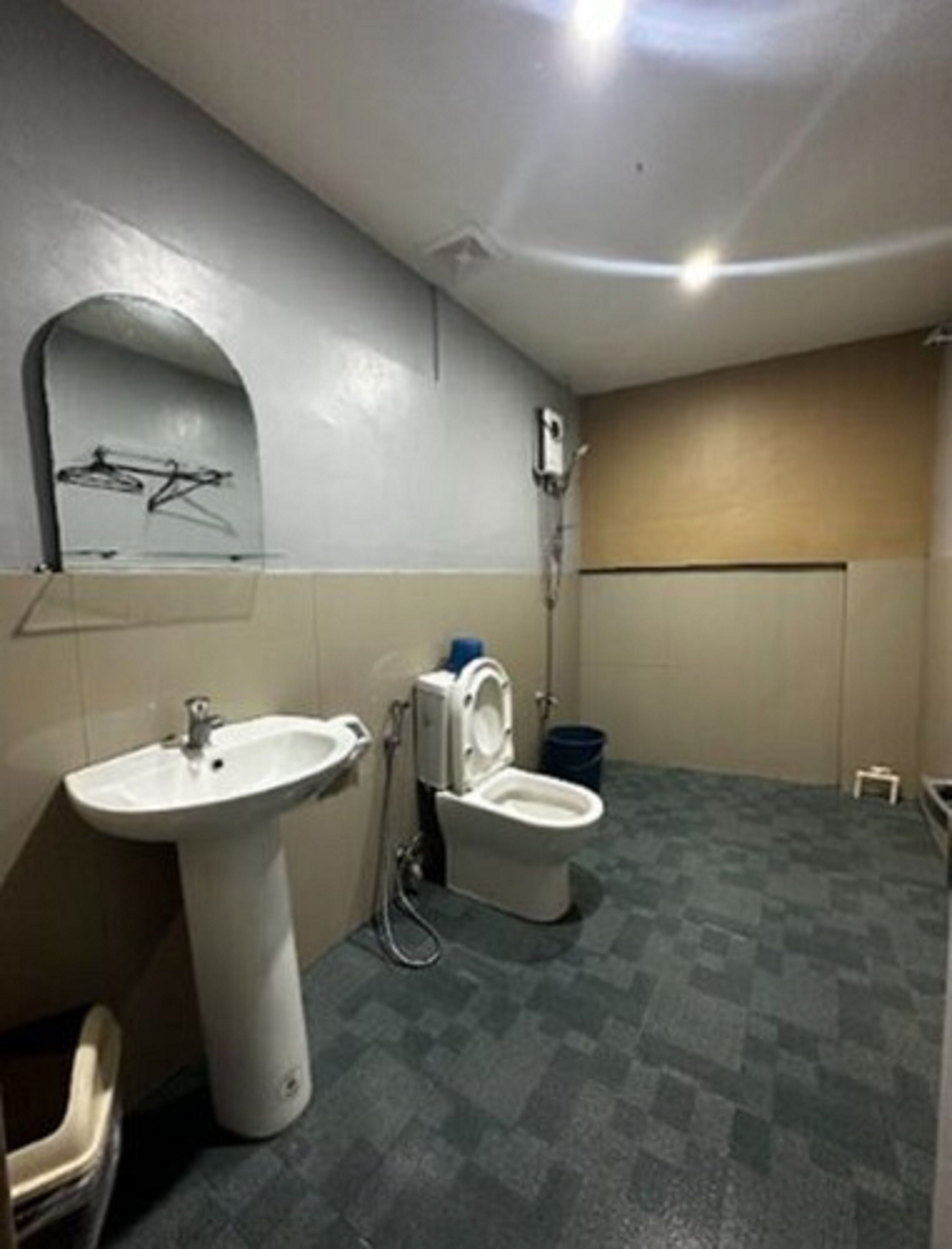 Une petite salle de bain avec un lavabo, des toilettes et un miroir.