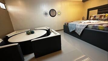 Family Studio Suite | Desk, free WiFi, bed sheets