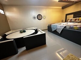 家庭开间套房 | 办公桌、免费 WiFi、床单