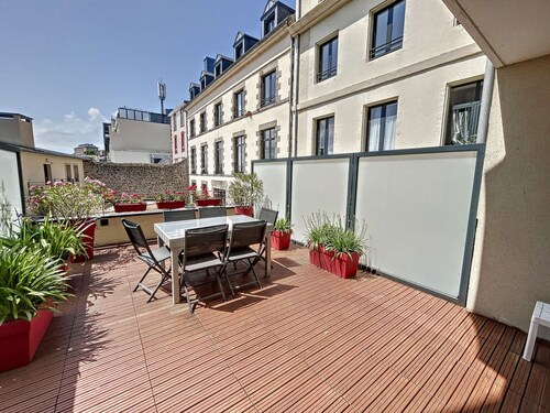 Appartement PMR avec Terrasse au Cœur de Granville, Proche Plage et Port