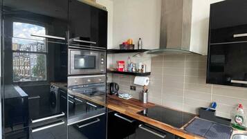 Apartamento básico, 1 cama de casal | Cozinha privada | Geladeira, micro-ondas, fogão, cooktop