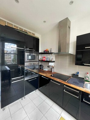 Appartement, 1 lit double | Cuisine privée | Réfrigérateur, micro-ondes, four, plaque de cuisson