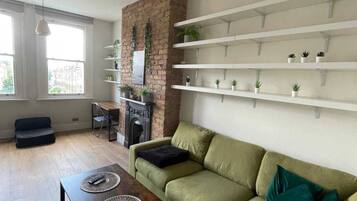 Apartamento básico, 1 cama de casal | Área de estar | TV