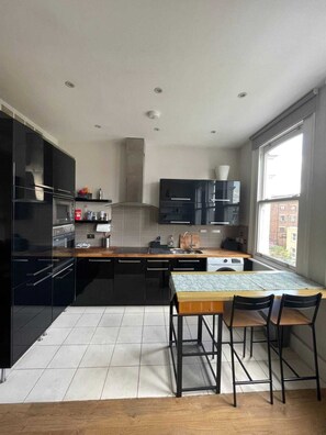 Basic Apartment, 1 Double Bed | Private kitchen