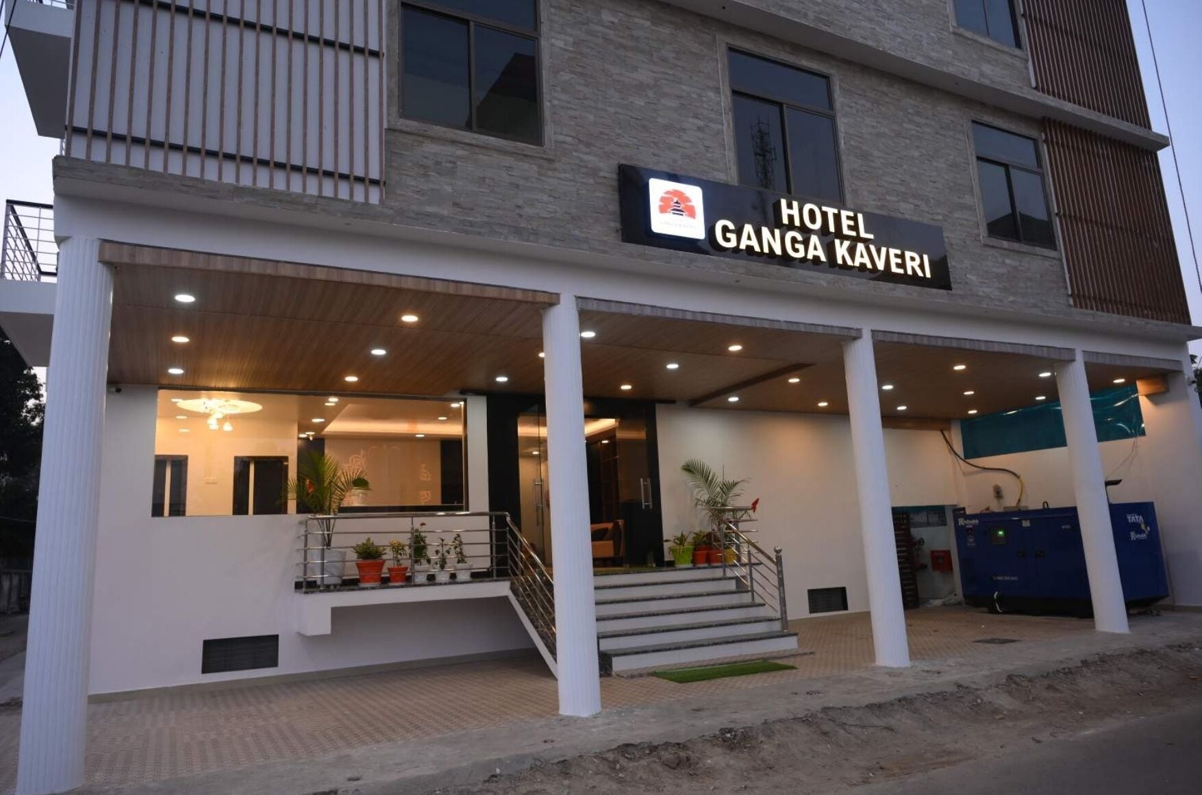 Hotelli, jonka kyltissä lukee: ”HOTEL GANGA KAVERI”.