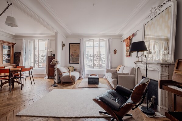 TV - Mid-century Mystique, by Veeve (Paris)