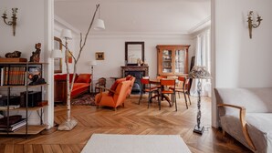 Un salon spacieux avec une cheminée, un coin repas et un espace salon confortable.