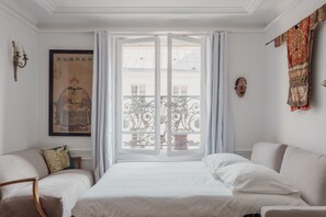 1 bedroom, WiFi, bed sheets - Mid-century Mystique, by Veeve (Paris)
