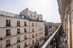 Property grounds - Mid-century Mystique, by Veeve (Paris)