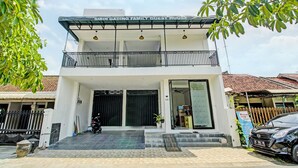 A two-story building with a sign reading "Stirh Gading Family Guest House". - Hotel O Sirih Gading Family Guest House (Tulungagung)