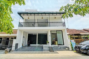 Un edificio de dos pisos con un letrero que dice "Stirh Gading Family Guest House".