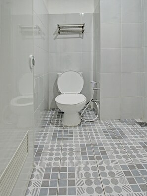 Standard Double Room | Bathroom | Shower, towels