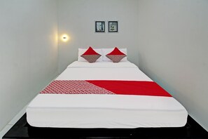 Standard Double Room | Free WiFi, bed sheets - Hotel O Sirih Gading Family Guest House (Tulungagung)