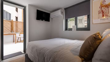 Deluxe Studio | 1 bedroom, in-room safe, blackout drapes, soundproofing