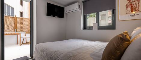 Deluxe Studio | In-room safe, blackout curtains, soundproofing, free WiFi