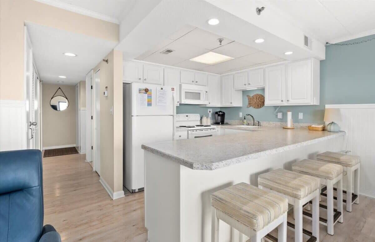 Réfrigérateur, four à micro-ondes, un four, surface de cuisson