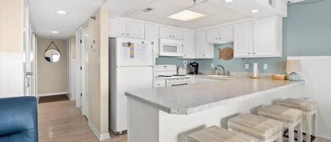 Réfrigérateur, four à micro-ondes, un four, surface de cuisson