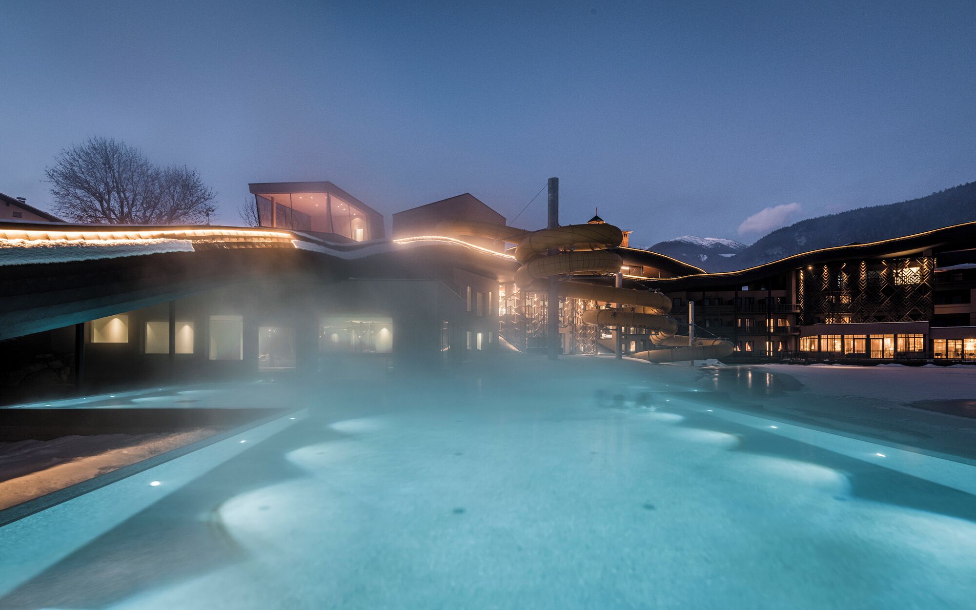 Una piscina techada, una piscina al aire libre