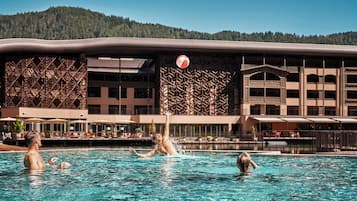 Kolam renang tertutup, kolam renang terbuka