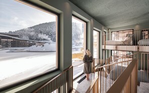 Alberca techada y alberca al aire libre