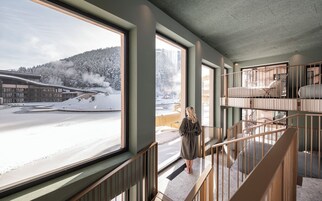Una piscina techada, una piscina al aire libre