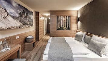 Familie studio, balkon, uitzicht op meer | Een kluis op de kamer, gratis wifi, beddengoed