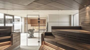 Behandelingskamers voor koppels, een sauna, een stoombad