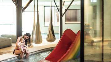 Een binnenzwembad, een buitenzwembad