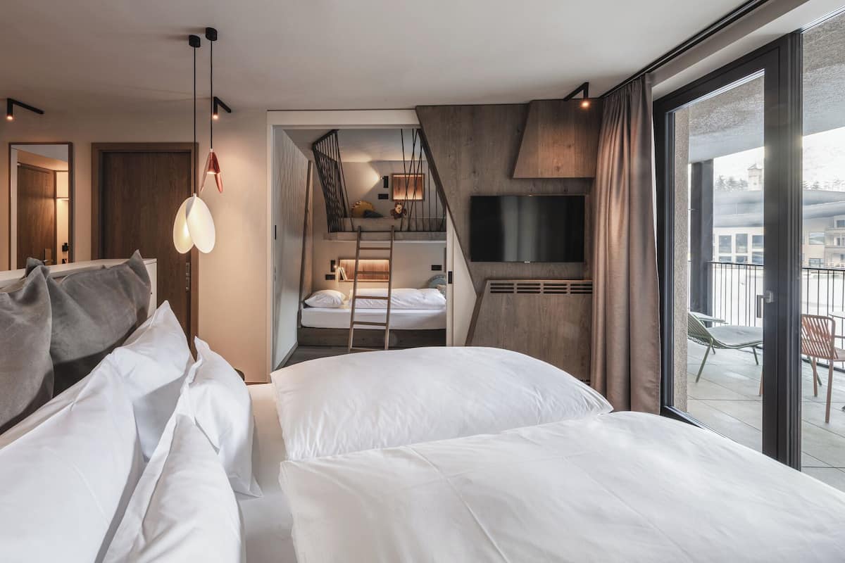 Studio Suite Keluarga, balkon, pemandangan danau | Brankas, Wi-Fi gratis, dan seprai linen