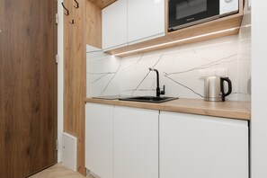 Réfrigérateur, micro-ondes, plaque de cuisson, lave-vaisselle