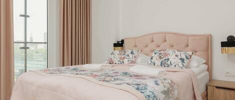 Desk, iron/ironing board, WiFi, bed sheets