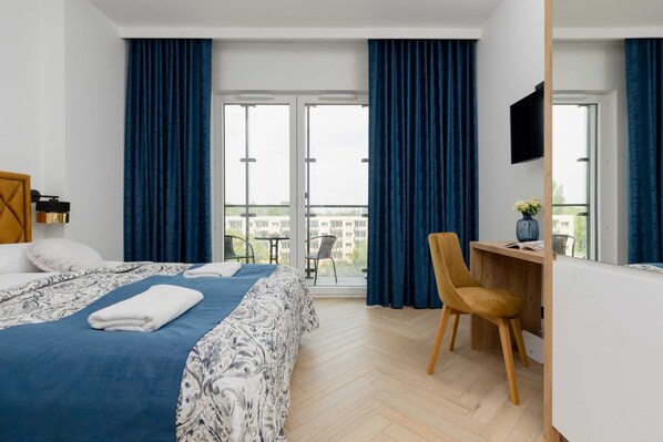 Iron/ironing board, WiFi, bed sheets