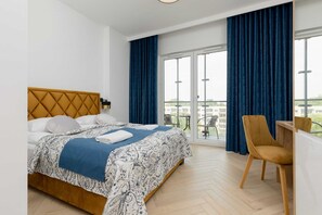 Tabla de planchar con plancha, wifi y ropa de cama